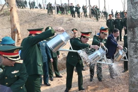 Đại tướng Phan Văn Giang, Đại tướng Lương Cường cùng các đại biểu trồng cây tại khuôn viên Bảo tàng Lịch sử quân sự Việt Nam đang xây dựng. (Ảnh: Hồng Pha/TTXVN/phát)