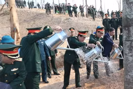 Đại tướng Phan Văn Giang, Đại tướng Lương Cường cùng các đại biểu trồng cây tại khuôn viên Bảo tàng Lịch sử quân sự Việt Nam đang xây dựng. (Ảnh: Hồng Pha/TTXVN/phát)