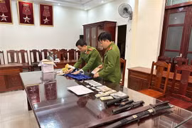 Cơ quan công an kiểm tra tại quán bar. (Nguồn: Báo Lâm Đồng)