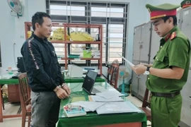 Công an huyện Tư Nghĩa đọc lệnh bắt khẩn cấp đối tượng Trương Đình Nhạt. (Ảnh: Công an huyện Tư Nghĩa cung cấp)