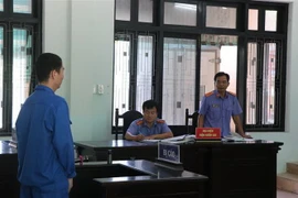 Bị cáo Ngô Văn Quốc trả lời các câu hỏi của đại diện Viện Kiểm sát tại phiên tòa. (Ảnh: Mai Trang/TTXVN)