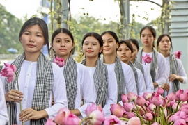 Trình diễn áo bà ba. (Ảnh: Duy Khương/TTXVN)