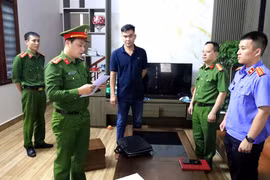 Cơ quan Cảnh sát điều tra Công an tỉnh Lạng Sơn ra Quyết định khởi tố vụ án, khởi tố bị can đối với Thân Tiến Huy - thứ 3 từ trái sang. (Nguồn: Bộ Công an)