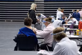 Nhân viên y tế tiêm vaccine phòng COVID-19 cho người dân tại Dayton, Ohio, Mỹ. (Ảnh: AFP/TTXVN)