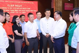 Bí thư Thành ủy Đinh Tiến Dũng với các đại biểu tại buổi gặp mặt. (Ảnh: Văn Điệp/TTXVN)