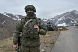 Binh sỹ Gìn giữ Hòa bình Nga gác tại một trạm kiểm soát trên tuyến đường ở thị trấn Stepanakert. (Ảnh: AFP/TTXVN)