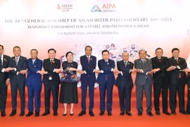 Chủ tịch Quốc hội Vương Đình Huệ và Tổng thống Indonesia Joko Widodo, Chủ tịch Hạ viện Indonesia, Chủ tịch AIPA 2023 Puan Maharani cùng đại biểu chụp ảnh lưu niệm. (Ảnh: Doãn Tấn/TTXVN)
