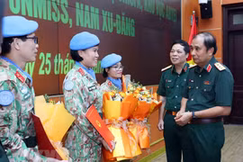 Thượng tướng Phùng Sĩ Tấn, Phó Tổng Tham mưu trưởng Quân đội Nhân dân Việt Nam động viên các sỹ quan lên đường làm nhiệm vụ. (Ảnh: An Đăng/TTXVN)