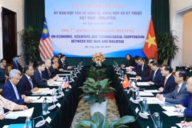 Bộ trưởng Ngoại giao Bùi Thanh Sơn và Bộ trưởng Ngoại giao Malaysia Zambry Abdul Kadir hội đàm và đồng chủ trì Kỳ họp lần thứ 7 Ủy ban Hỗn hợp về Hợp tác Kinh tế, Khoa học và Kỹ thuật Việt Nam-Malaysia. (Ảnh: Lâm Khánh/TTXVN)