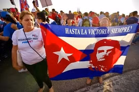 Người dân Cuba tuần hành kỷ niệm Ngày Quốc tế Lao động 1/5. (Nguồn: PresidenciaCuba)