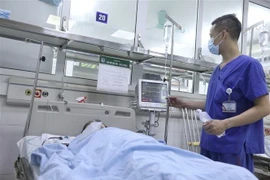 Bệnh nhân 36 tuổi bị chấn thương nặng, đã được các bác sỹ phẫu thuật xương cột sống. (Ảnh: Minh Quyết/TTXVN)