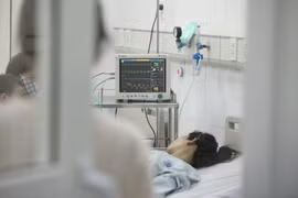 Bệnh nhân ngạt khói đang được điều trị tại Bệnh viện Đa khoa Xanh Pôn. (Ảnh: Minh Quyết/TTXVN)
