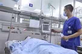 Bệnh nhân 36 tuổi bị chấn thương nặng, đã được các bác sỹ phẫu thuật xương cột sống. (Ảnh: Minh Quyết/TTXVN)