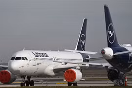 Máy bay của hãng hàng không Lufthansa tại Sân bay Berlin Brandenburg, Đức. (Ảnh: AFP/TTXVN)