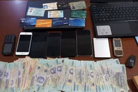 Tang vật một vụ án cá độ bóng đá. (Ảnh: TTXVN phát)