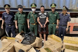 Đối tượng Phạm Văn Tiến và 287kg pháo các loạị. (Ảnh: TTXVN phát)