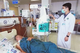 Một trong 4 ca ngộ độc nặng đang điều trị tại Bệnh viện Đa khoa Trung tâm An Giang. (Ảnh: TTXVN phát)