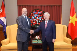 Chủ tịch Ủy ban Trung ương Mặt trận Tổ quốc Việt Nam Đỗ Văn Chiến tiếp Chủ tịch Ủy ban Bảo vệ Cách mạng Cuba Gerardo Hernandez Nordelo. (Nguồn: Ủy ban Trung ương Mặt trận Tổ quốc Việt Nam)