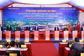 Thủ tướng Phạm Minh Chính và các đại biểu thực hiện nghi thức Lễ ra quân triển khai dự án nâng cấp tuyến đường sắt Nha Trang-Sài Gòn. (Ảnh: Dương Giang/TTXVN)