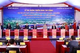 Thủ tướng Phạm Minh Chính và các đại biểu thực hiện nghi thức Lễ ra quân triển khai dự án nâng cấp tuyến đường sắt Nha Trang-Sài Gòn. (Ảnh: Dương Giang/TTXVN)