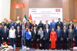 Các đại biểu chụp ảnh lưu niệm tại Lễ kỷ niệm 50 năm ngày thiết lập quan hệ ngoại giao giữa Việt Nam và Iran ngày 4/8/2023. (Ảnh: TTXVN phát)