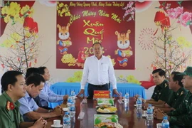 Chủ tịch Ủy ban Nhân dân tỉnh An Giang Nguyễn Thanh Bình chúc Tết cán bộ, chiến sỹ Trạm kiểm soát Biên phòng Vĩnh Nguơn, Bộ đội Biên phòng An Giang. (Ảnh: Công Mạo/TTXVN)
