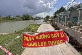 Vụ sạt lở tại phường Thới An Đông, quận Bình Thủy chia cắt giao thông, xe cộ hiện không thể đi chuyển qua đây. (Ảnh: Thanh Liêm/TTXVN)