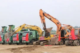 Máy móc, thiết bị tham gia lễ khởi công. (Ảnh: Minh Thu/TTXVN)