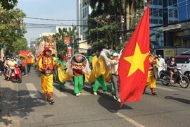 Đoàn nghinh Thần di chuyển qua nhiều tuyến đường thuộc thành phố Biên Hòa, Đồng Nai. (Ảnh: Công Phong/TTXVN)