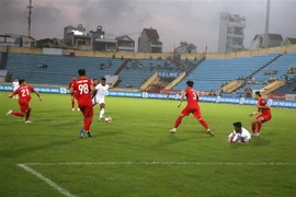 Tình huống bóng nguy hiểm trong trận đấu giữa Câu lạc bộ Thép Xanh Nam Định (áo trắng) và Câu lạc bộ Công an Hà Nội. (Ảnh: Công Luật/TTXVN)