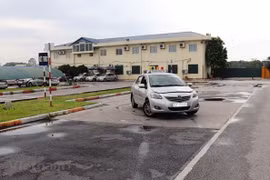 Học viên thi sát hạch lái xe trong sa hình. (Ảnh: Việt Hùng/Vietnam+)