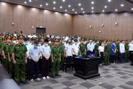 Các bị cáo nghe Hội đồng Xét xử tuyên án. (Ảnh: Phạm Kiên/TTXVN)