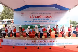 Các đại biểu thực hiện nghi thức động thổ, khởi công xây dựng cầu Văn Thánh. (Ảnh: Nguyễn Thanh/TTXVN)
