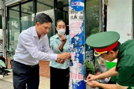 Các ban ngành, đoàn thể Quận 12 gỡ bỏ quảng cáo 'tín dụng đen.' (Ảnh: TTXVN phát)