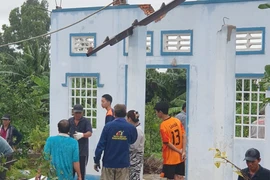 Mưa lớn, dông, lốc làm đổ sập nhà ở của người dân ở ấp Phước Chung, xã Mong Thọ B, huyện Châu Thành, tỉnh Kiên Giang. (Ảnh: TTXVN phát)