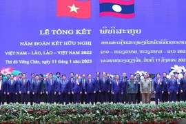 Thủ tướng Phạm Minh Chính và Thủ tướng Lào Sonexay Siphandone cùng các đại biểu tại Lễ tổng kết Năm Đoàn kết Hữu nghị Việt Nam-Lào, Lào-Việt Nam 2022. (Ảnh: Dương Giang/TTXVN)