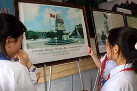 Học sinh xem một triển lãm về Hoàng Sa, Trường Sa. (Nguồn: TTXVN)