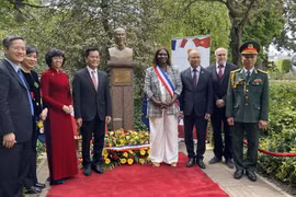 Các đại biểu chụp ảnh lưu niệm bên tượng đài Bác Hồ. (Ảnh: Nguyễn Thu Hà/TTXVN)