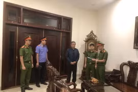 Cảnh sát điều tra Công an thành phố Đà Nẵng tống đạt các quyết định khởi tố bị can, ra lệnh bắt tạm giam đối với ông Đoàn Quang Vinh - nguyên Hiệu trưởng Trường Đại học Bách khoa Đà Nẵng. (Ảnh: TTXVN phát)