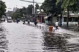 'Biển nước' mênh mông trên đường Lê Đức Thọ, quận Gò Vấp. (Ảnh: Hồng Giang/TTXVN)