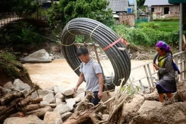 Một hộ dân ở bản Đề Sủa, xã Lao Chải, huyện Mù Cang Chải, tỉnh Yên Bái mua ống nước về khắc phục nguồn nước sạch bị hư hỏng do mưa lũ. (Ảnh: Tuấn Anh/TTXVN)
