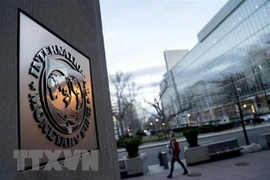 Biểu tượng IMF tại Washington, DC, Mỹ. (Ảnh: AFP/TTXVN)