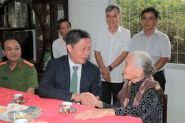 Trưởng ban Kinh tế Trung ương Trần Tuấn Anh thăm, chúc Tết Mẹ Việt Nam anh hùng Đặng Thị Nhung, 102 tuổi, ấp Phú Hữu Yên, xã Song Phú, huyện Tam Bình. (Ảnh: Phạm Minh Tuấn/TTXVN)