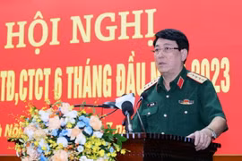 Đại tướng Lương Cường, Ủy viên Bộ Chính trị, Ủy viên Thường vụ Quân ủy Trung ương, Chủ nhiệm Tổng cục Chính trị Quân đội Nhân dân Việt Nam phát biểu kết luận hội nghị. (Ảnh: Trọng Đức/TTXVN)