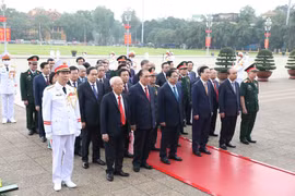 Các lãnh đạo, nguyên lãnh đạo Đảng, Nhà nước thành kính tưởng nhớ Chủ tịch Hồ Chí Minh. (Ảnh: Minh Đức/TTXVN)