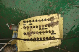 Động cơ của rực thăng Bell-05 được tìm thấy. (Ảnh: TTXVN phát)