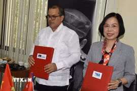 Tổng Giám đốc Thông tấn xã Việt Nam Vũ Việt Trang và Chủ tịch Prensa Latina Luis Enrique González Acosta ký thỏa thuận hợp tác mới. (Ảnh: Mai Phương/TTXVN)