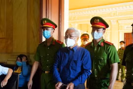 Bị cáo Trần Phương Bình hầu tòa trong vụ án thứ 4 về vi phạm quy định cho vay tại Ngân hàng Đông Á. (Ảnh: Thành Chung/TTXVN)