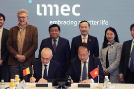 Ký bản ghi nhớ giữa Trung tâm vi điện tử liên đại học IMEC và Trung tâm đổi mới sáng tạo quốc gia Việt Nam. (Ảnh: Hương Giang/TTXVN)