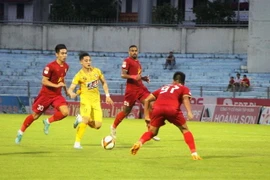 Một pha tranh bóng của cầu thủ hai đội. (Ảnh: Phan Quân/TTXVN)